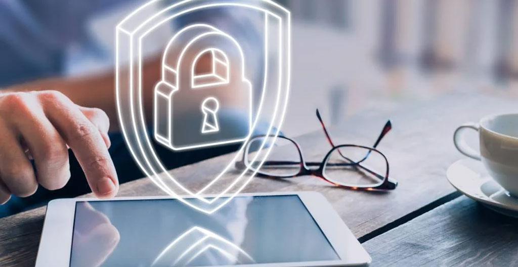Datacenter moderne français avec rangées de serveurs sécurisés et éclairage LED, infrastructure d'archivage certifié ISO 27001 pour plateformes de recommandés électroniques
