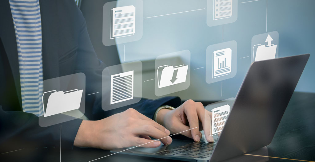 Interface de gestion multi-utilisateurs d'une plateforme de recommandés électroniques affichant liste de profils utilisateurs avec permissions granulaires et rôles différenciés